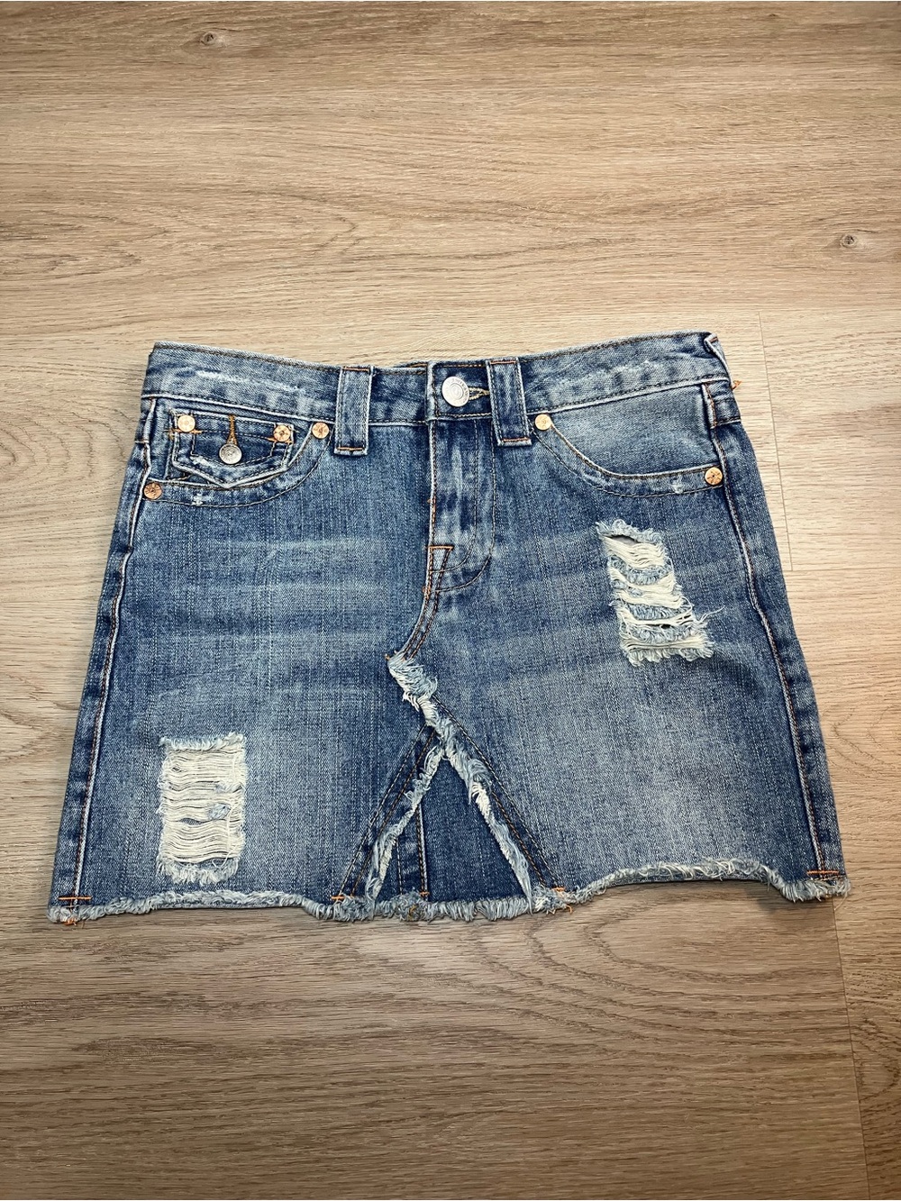 True Religion denim skirt features a classic early 2000s (Y2K) size 26